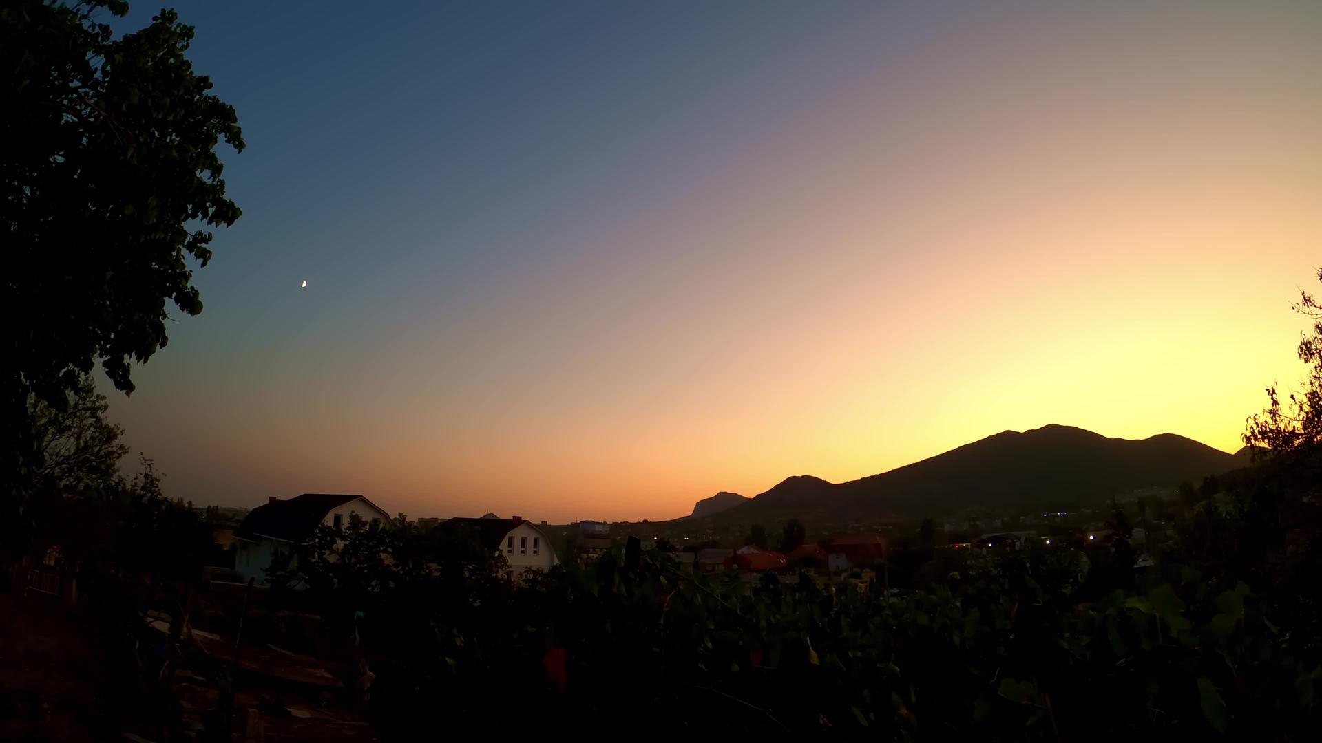 克里米亚黄昏时空中的日落和月亮视频的预览图