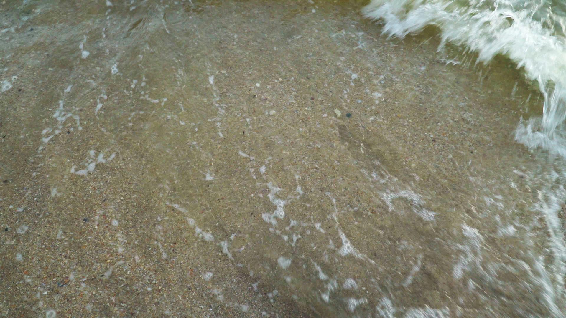 热带海洋景观海浪与海滩相撞水流流入海洋视频的预览图