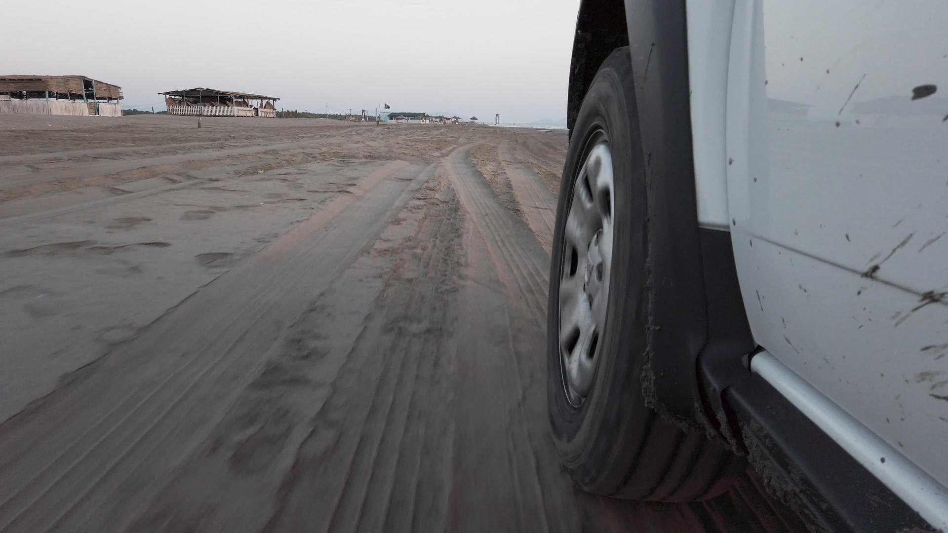 白色的SUV汽车在海滩上行驶视频的预览图