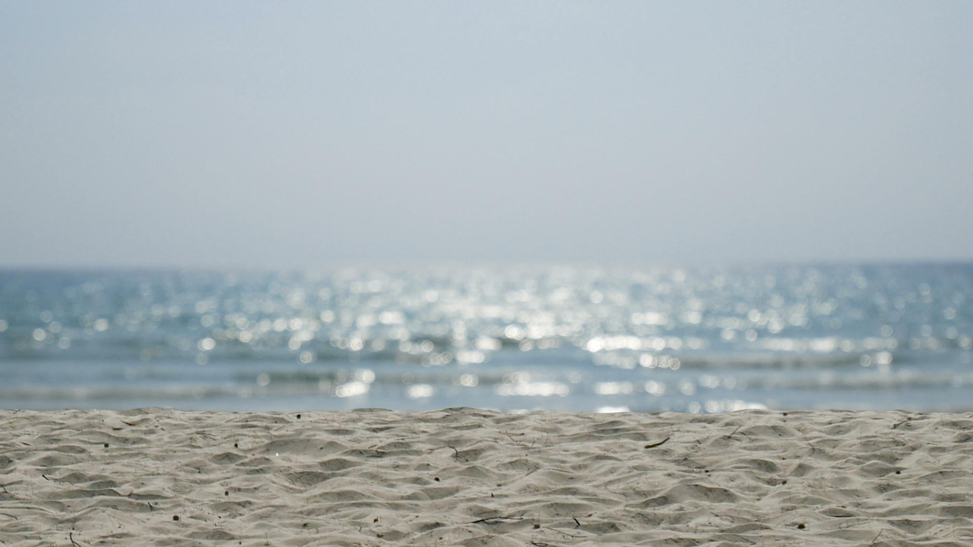 4K沙子和模糊的海水热带海滩散乱的背景和海洋的声音视频的预览图