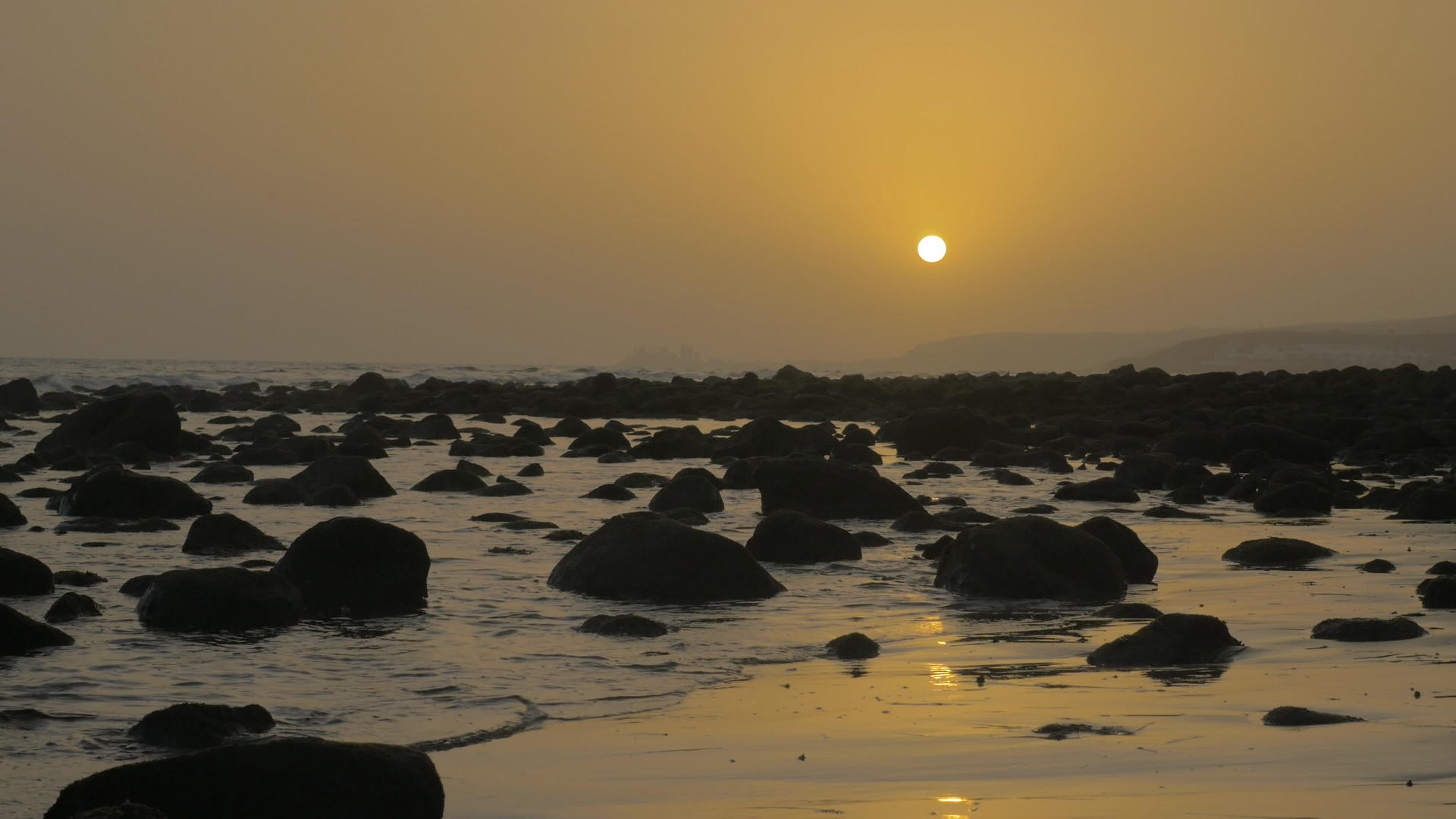 日落时有岩石海岸视频的预览图