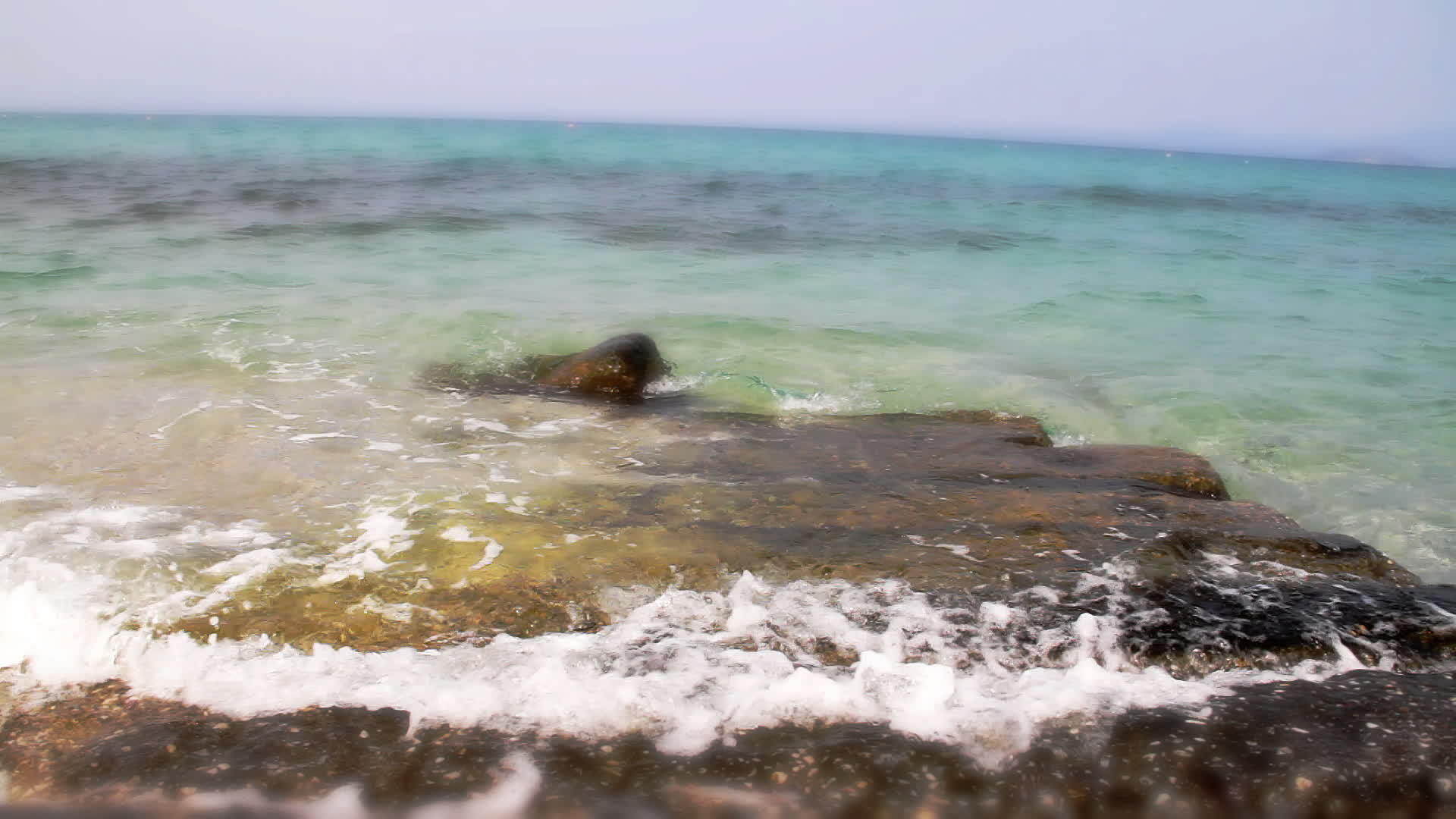 海滩海浪飞溅视频的预览图