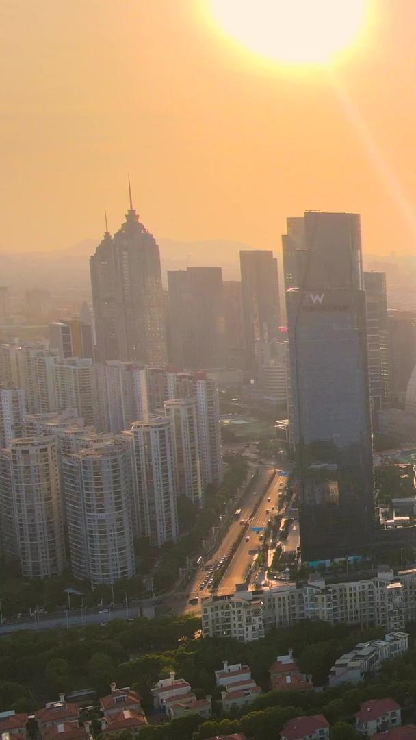 城市天际线在黄昏视频的预览图