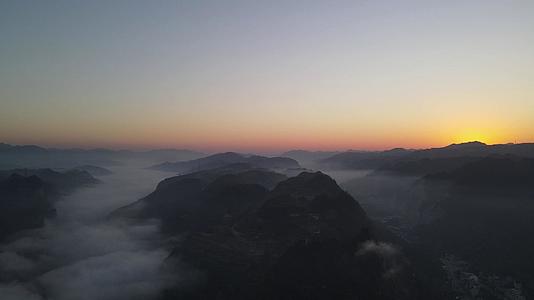 航拍山间云雾清晨日出视频的预览图