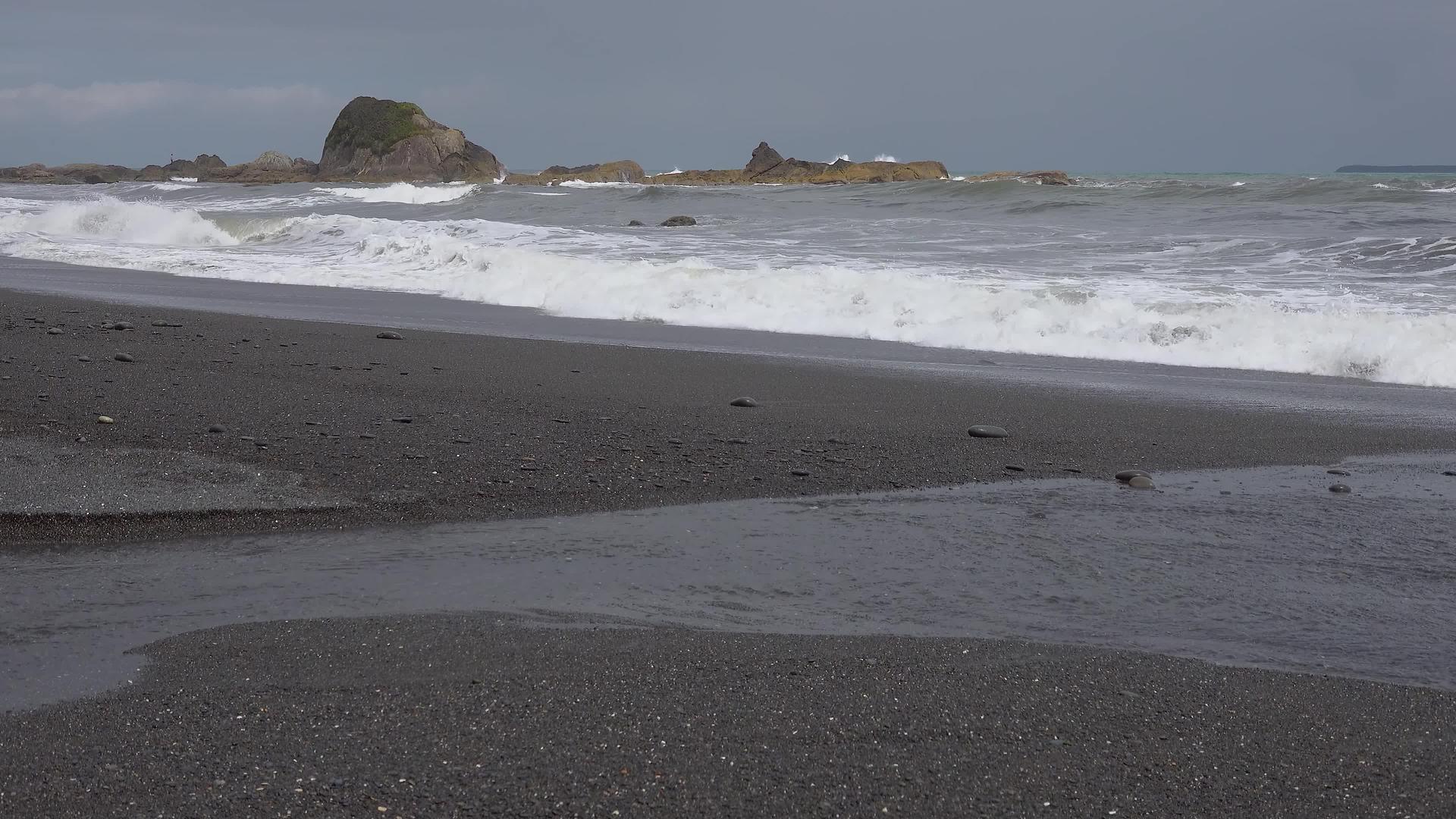 太平洋海岸宽阔海滩上的海浪奥林匹克国家公园视频的预览图
