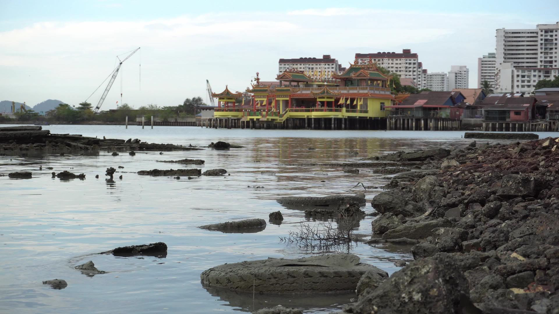 废弃轮胎和肮脏的部落码头靠近沿海视频的预览图