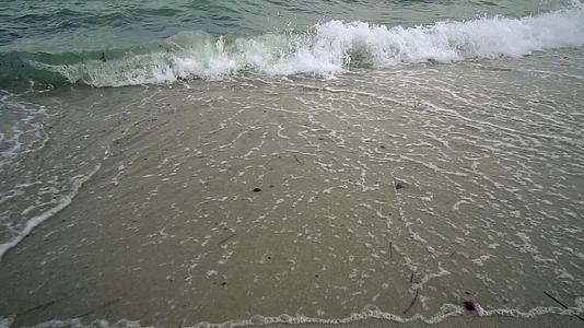 海浪在沙滩上喷洒缓慢的运动电影色彩片段视频的预览图