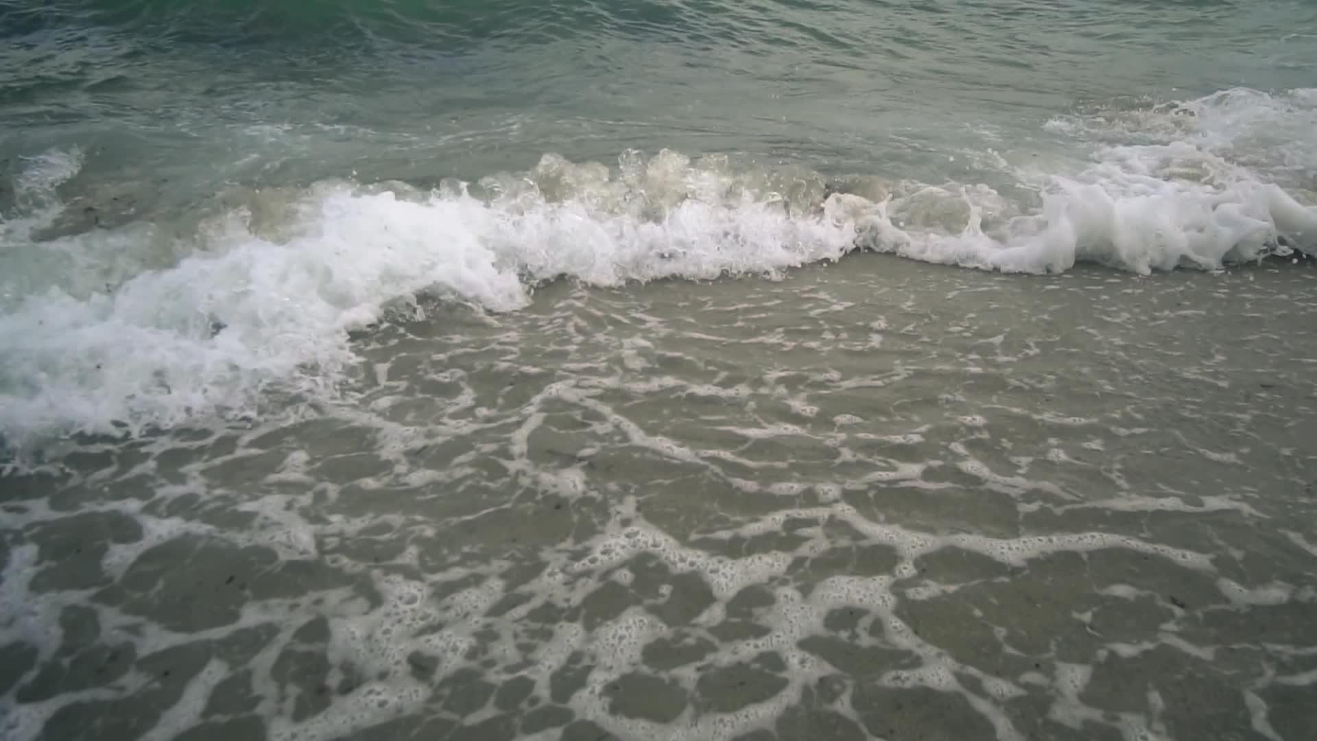 海浪在沙滩上喷洒电影色彩分级片段视频的预览图