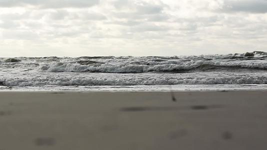 海浪撞击海滩视频的预览图