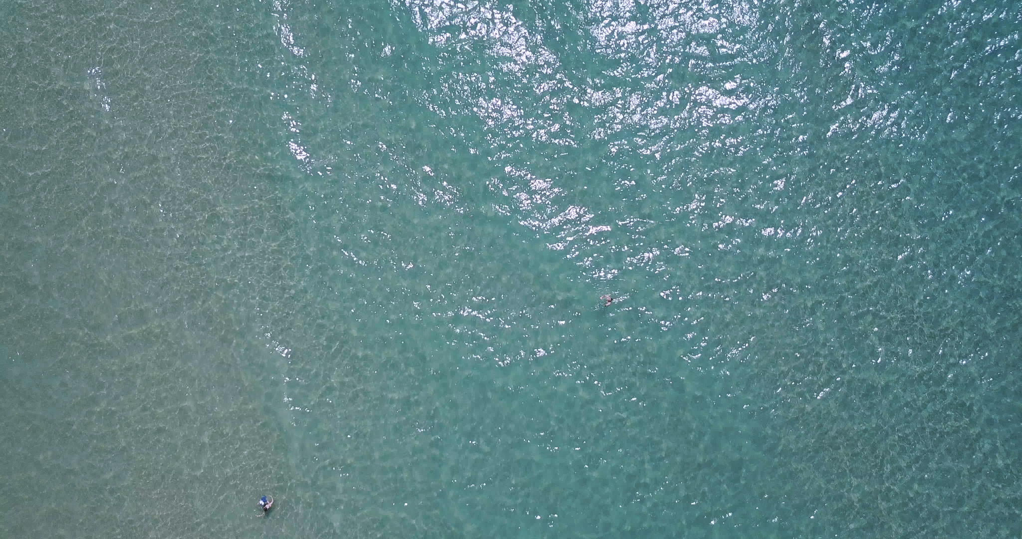 水与人和太阳反射的空气中的绿松石清澈的海水视频的预览图