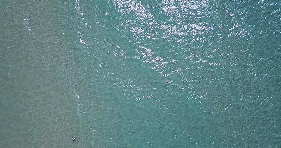 水与人和太阳反射的空气中的绿松石清澈的海水视频的预览图