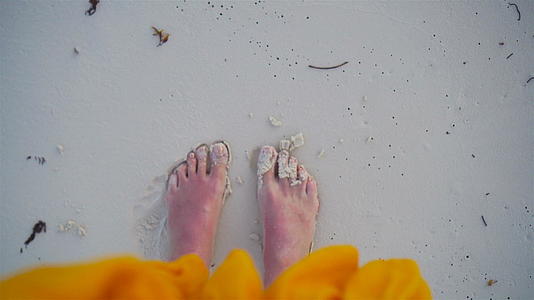 在海边度假在上海沙关闭白色沙滩上的脚视频的预览图