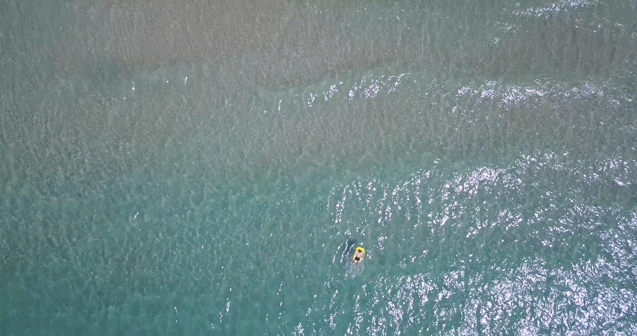一架无人驾驶飞机在海上的黄色床垫上射杀了一名男子视频的预览图