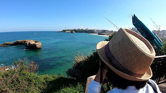 夏天有一顶女性夏季帽子穿着比阿里兹长大的彩礼海滩上的法国法郎视频的预览图