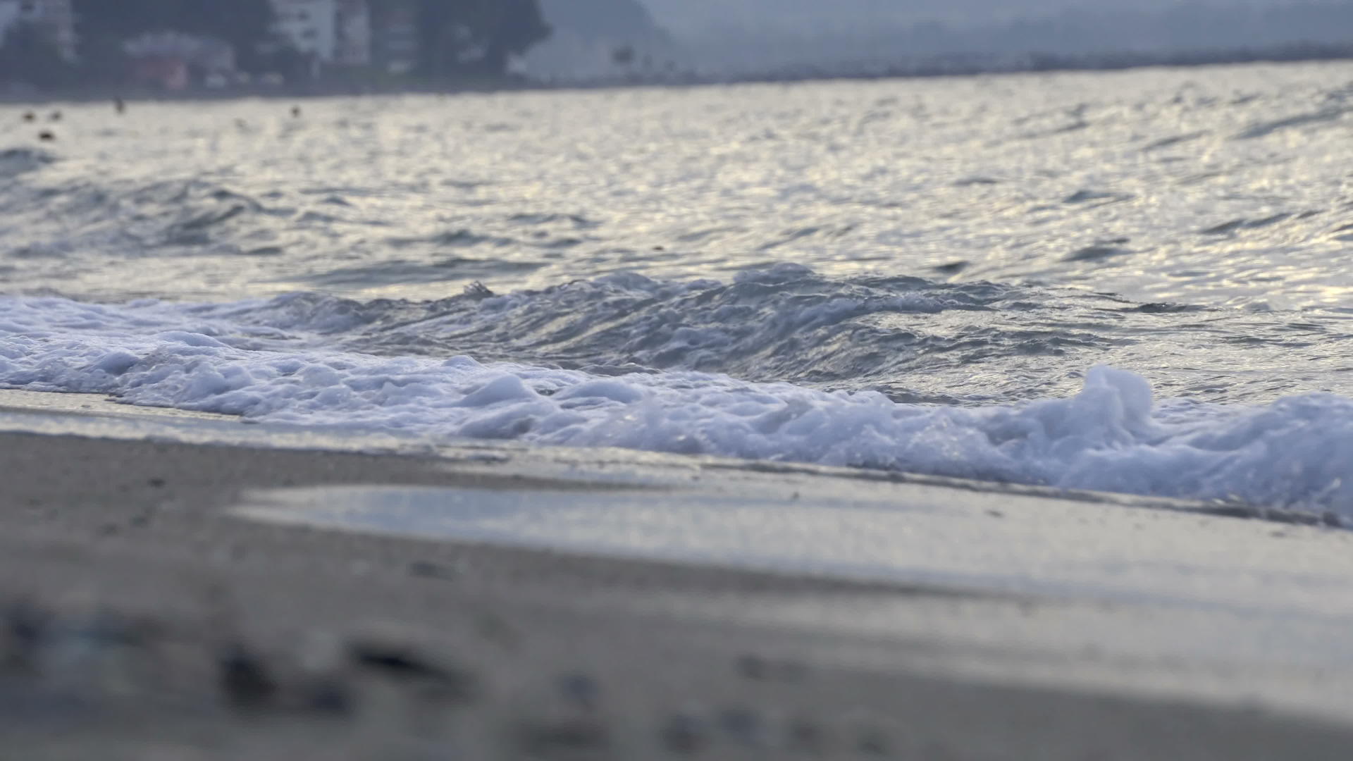 夏天沙滩上的海浪视频的预览图