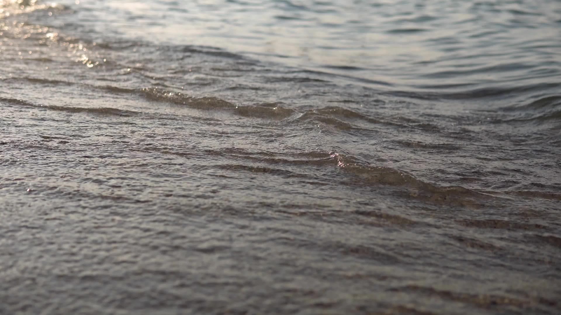 沙滩上海浪的夏季背景视频的预览图