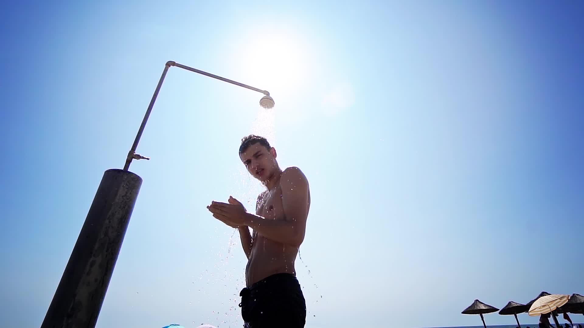 男人在沙滩上洗澡时空运动视频的预览图