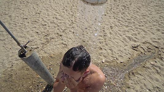 男人在海滩上洗澡视频的预览图