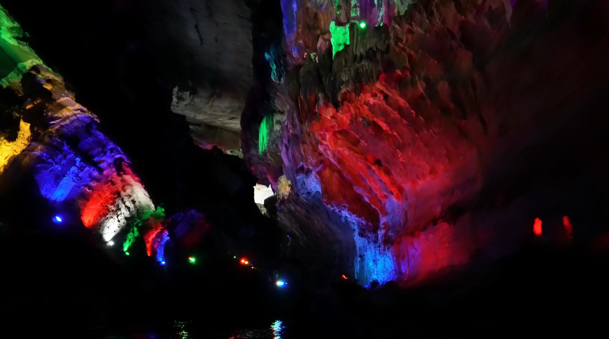 4K广东清远连州地下河溶洞5A景区洞内五光十色实拍视频视频的预览图