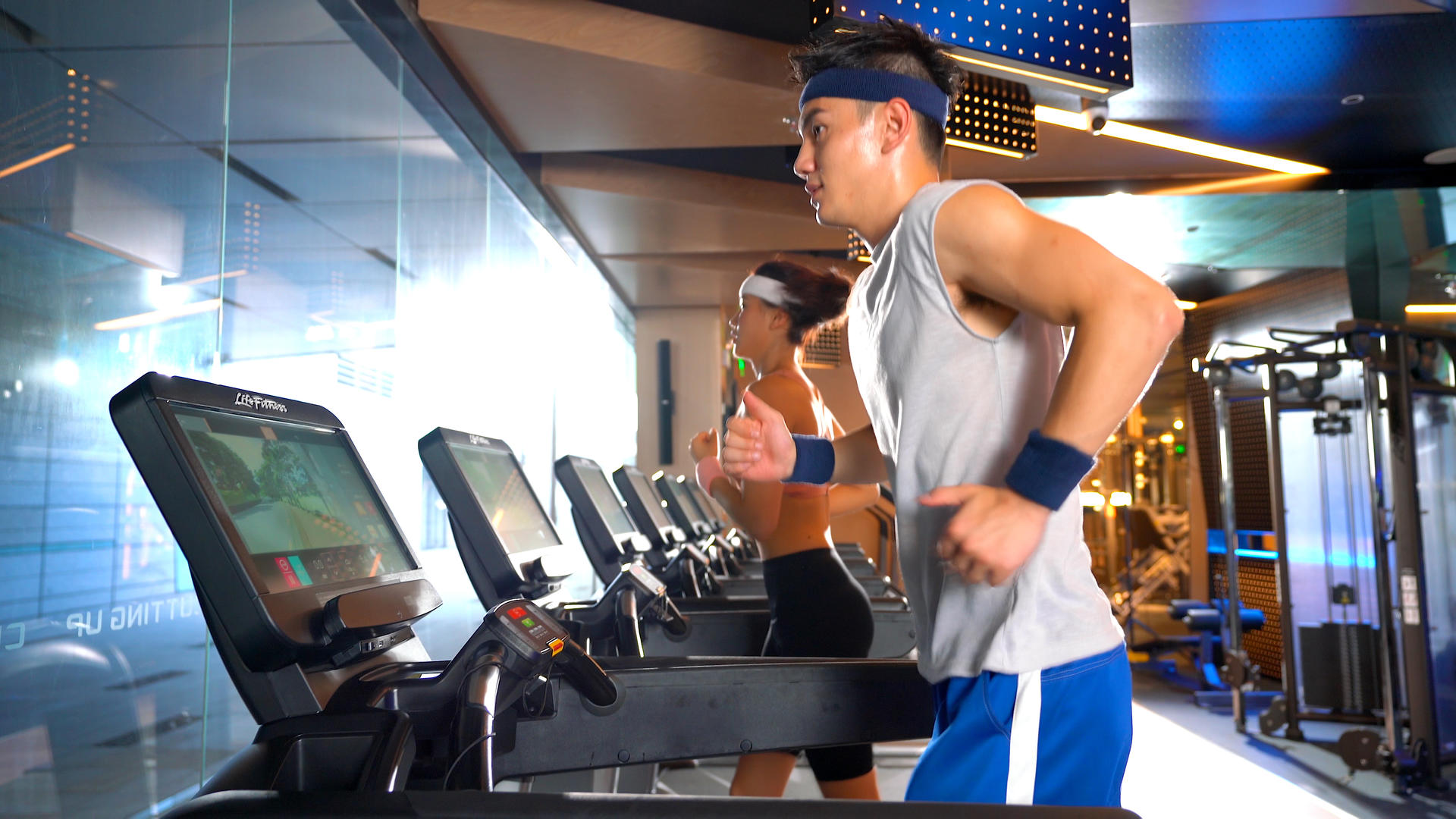 4k健身房正在跑步机上跑步健身锻炼的人慢动作视频视频的预览图
