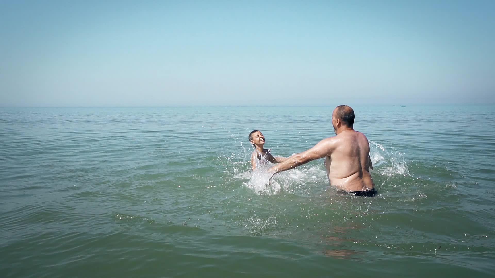 父亲和儿子在海上互相吹水视频的预览图