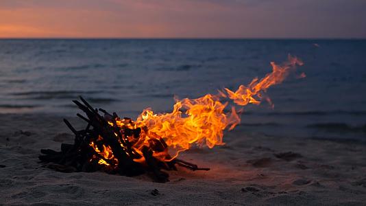 在海滩上点燃营火 夏天 大自然是营火的背景 视频的预览图