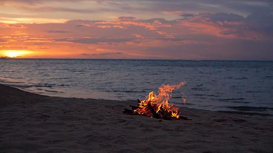 在海滩上点燃营火夏天大自然是营火的背景视频的预览图