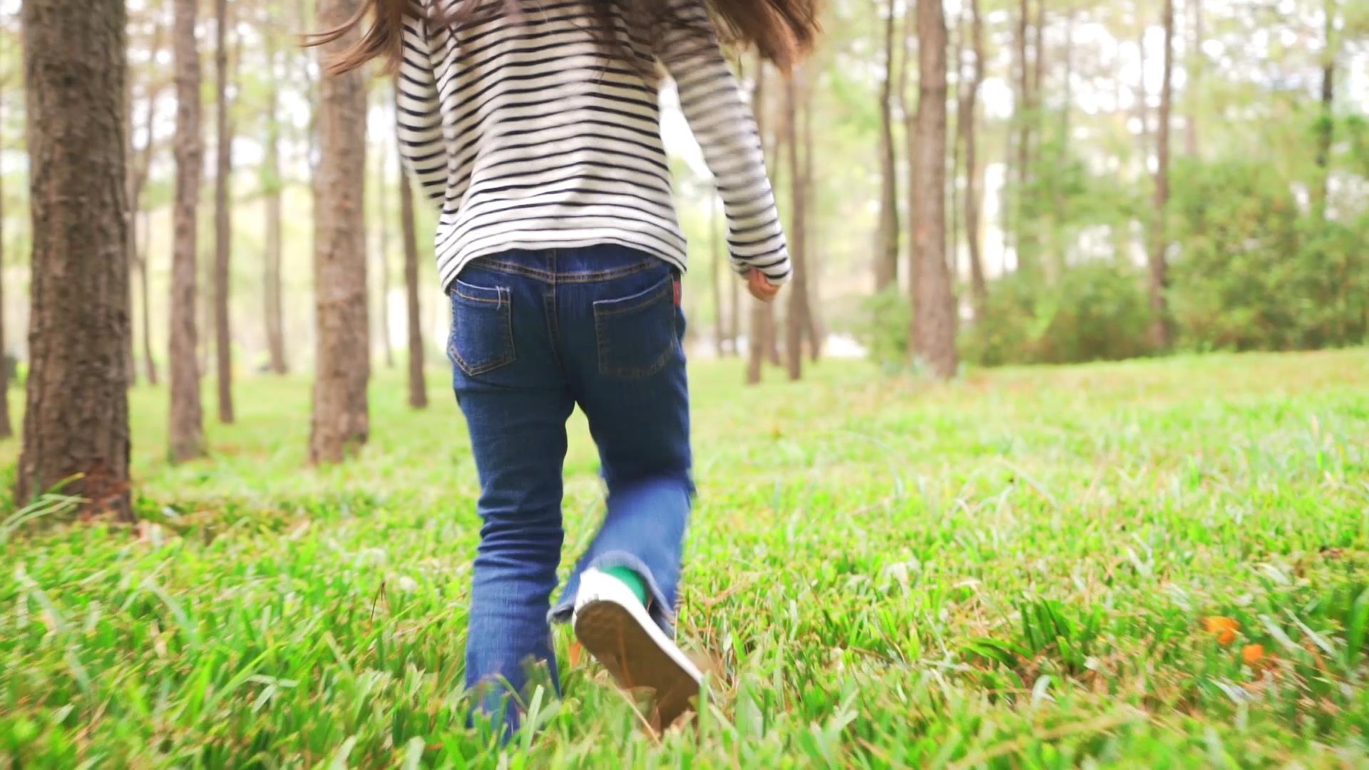 小女孩在森林行走视频的预览图