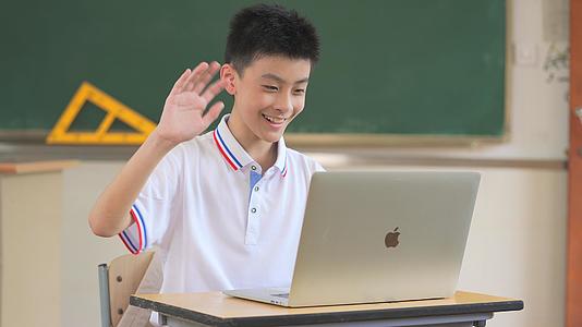 男生用电脑学习网络直播课视频的预览图