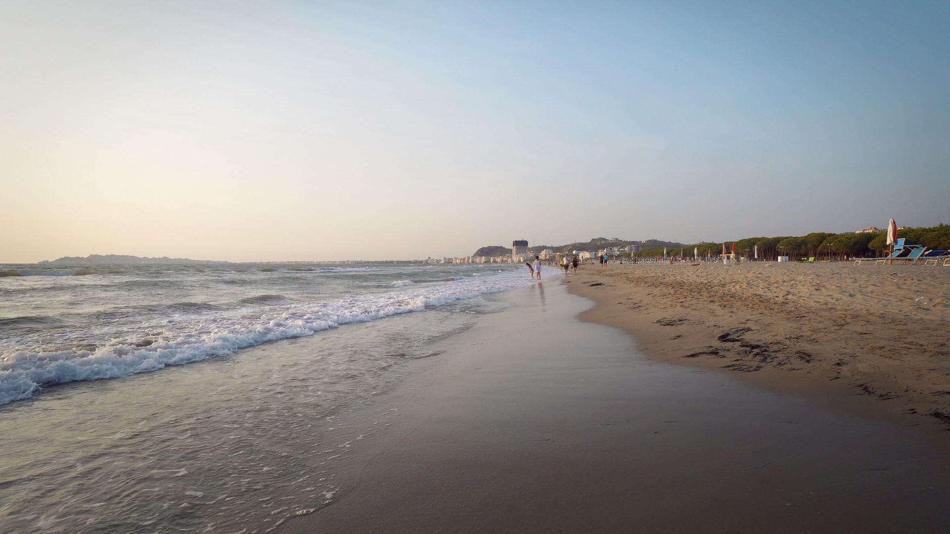 走在德累斯的空海滩上coas在亚得里亚海上散步视频的预览图
