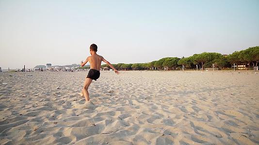 日落时在海滩上慢慢地玩耍和跳舞视频的预览图