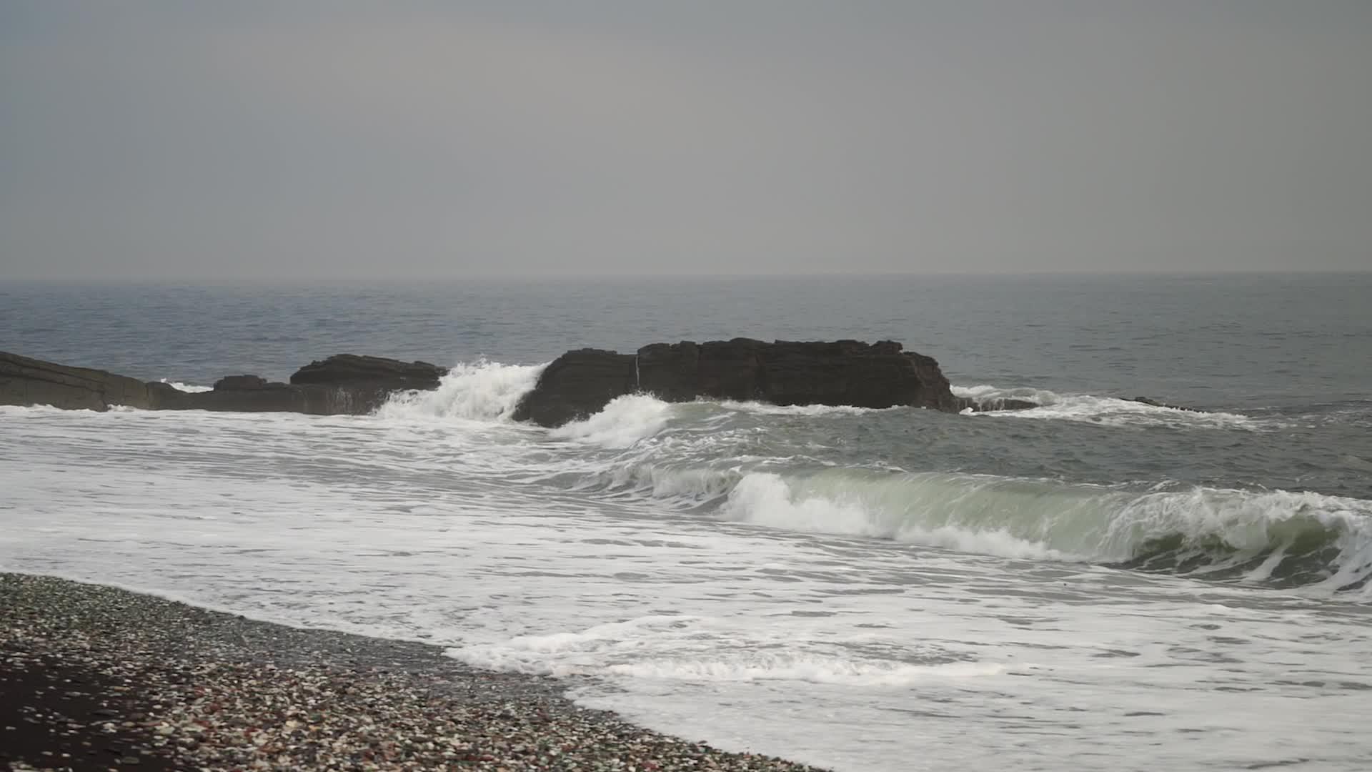 海景有美丽的岩石和波浪玻璃海滩维拉迪沃斯托克视频的预览图