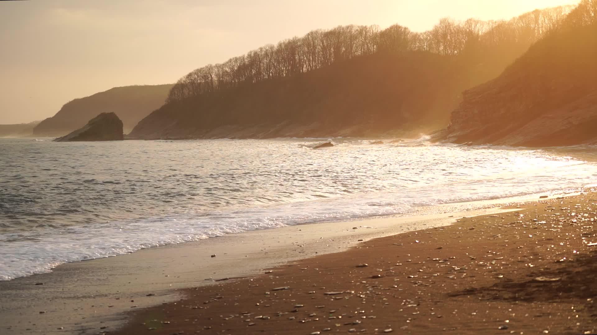 美丽的岩石和波浪的海景视频的预览图