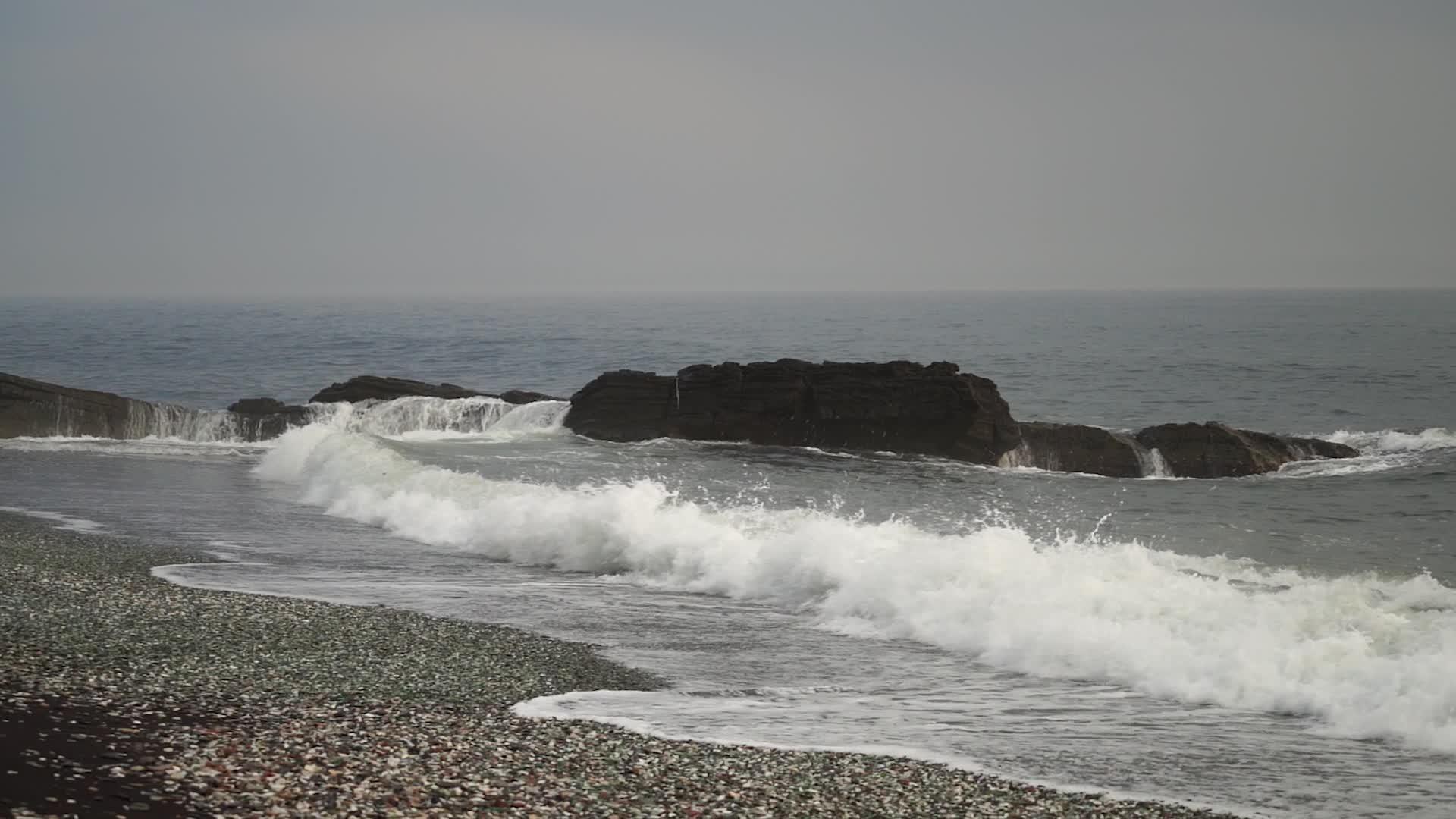 海景有美丽的岩石和波浪玻璃海滩维拉迪沃斯托克视频的预览图
