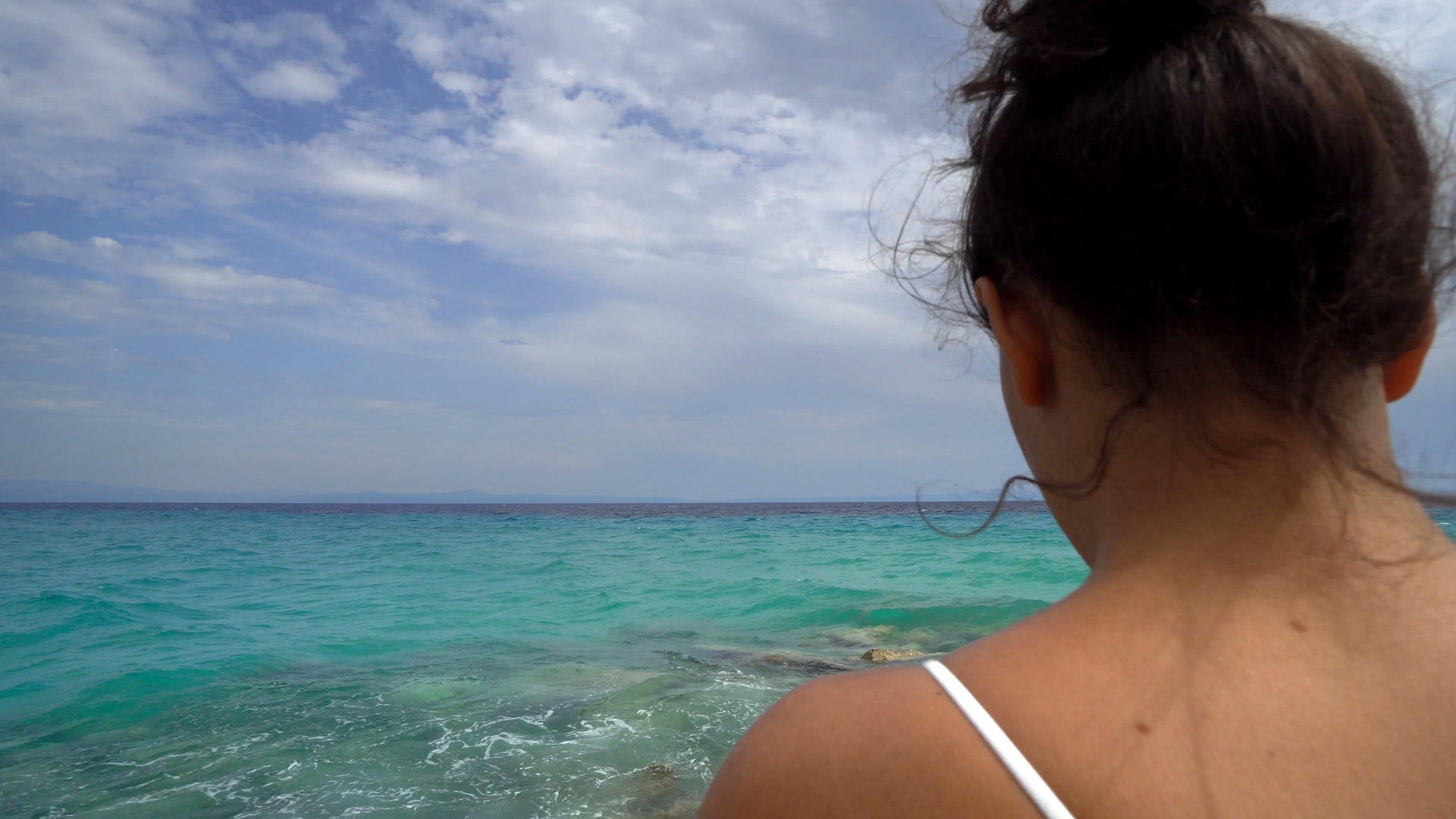 美丽的女孩在卡勒贝海滩做瑜伽视频的预览图