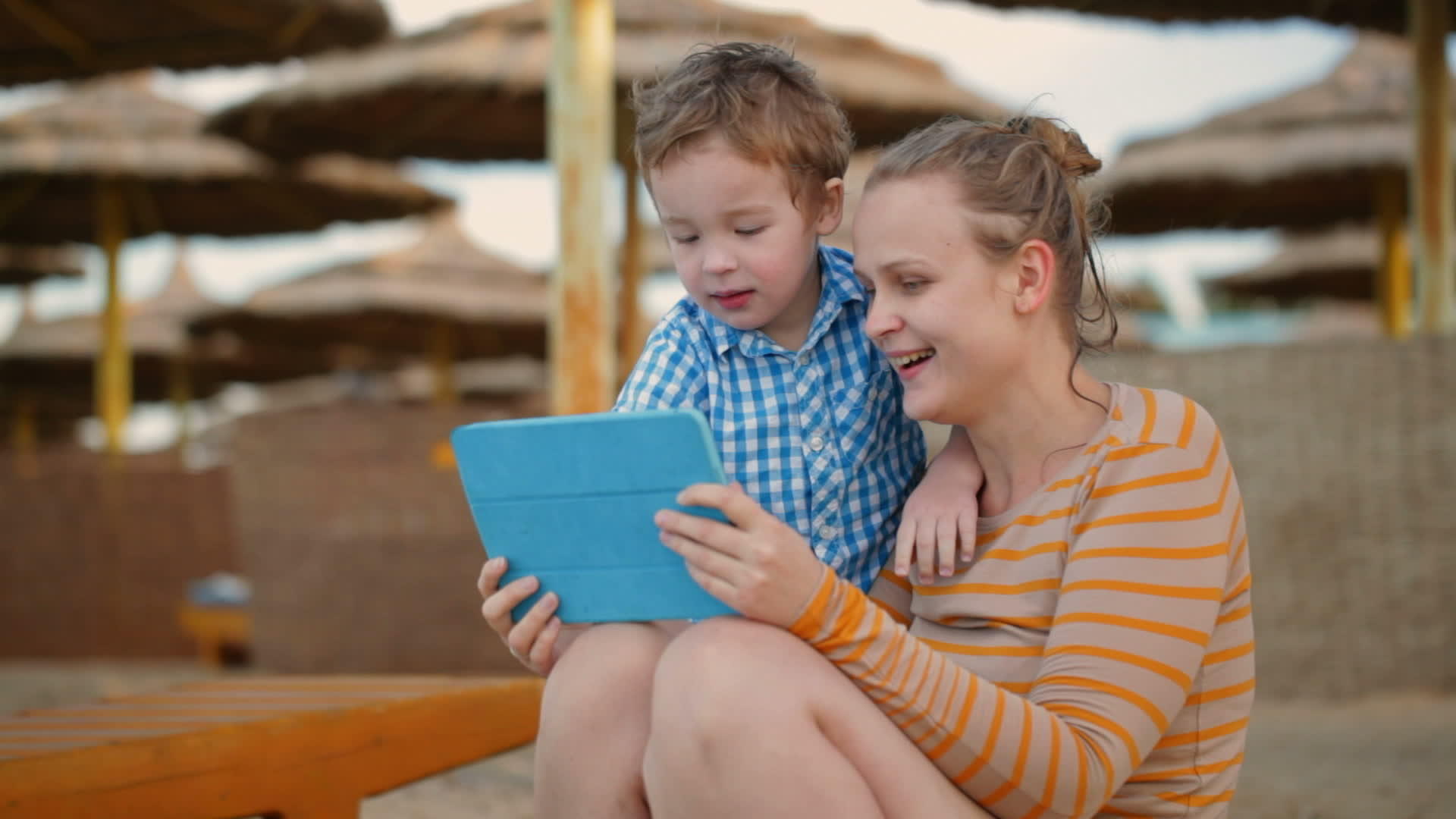 小男孩在海滩度假村当妈妈视频的预览图