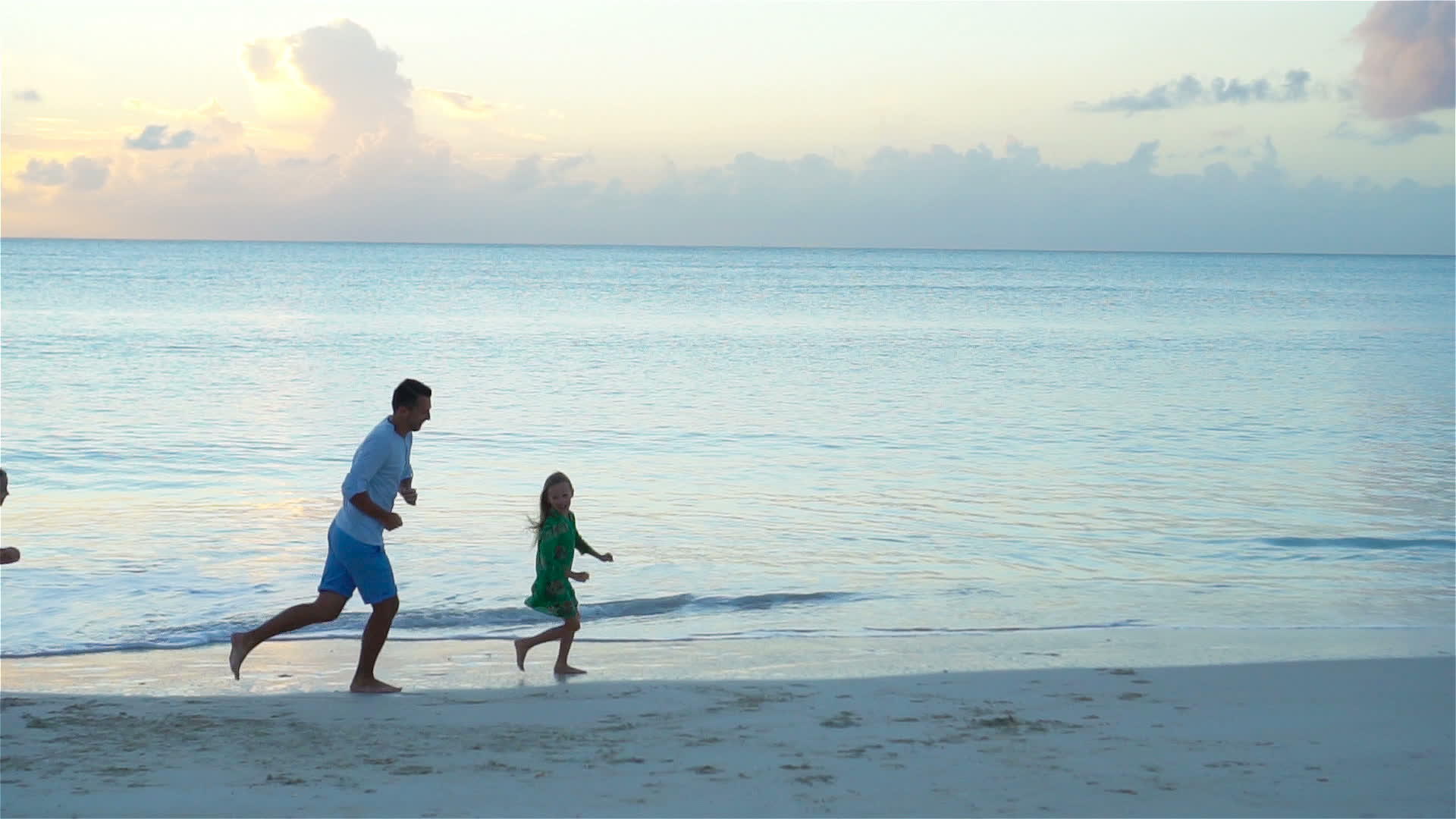暑假期间快乐的家庭在海滩上度假享受节日家庭生活视频的预览图