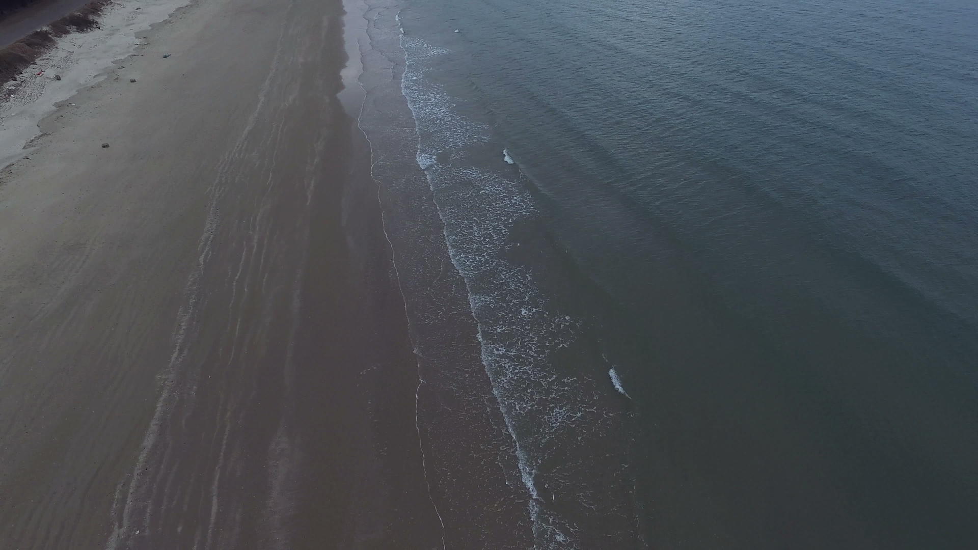 离开海滩在海洋上飞翔视频的预览图
