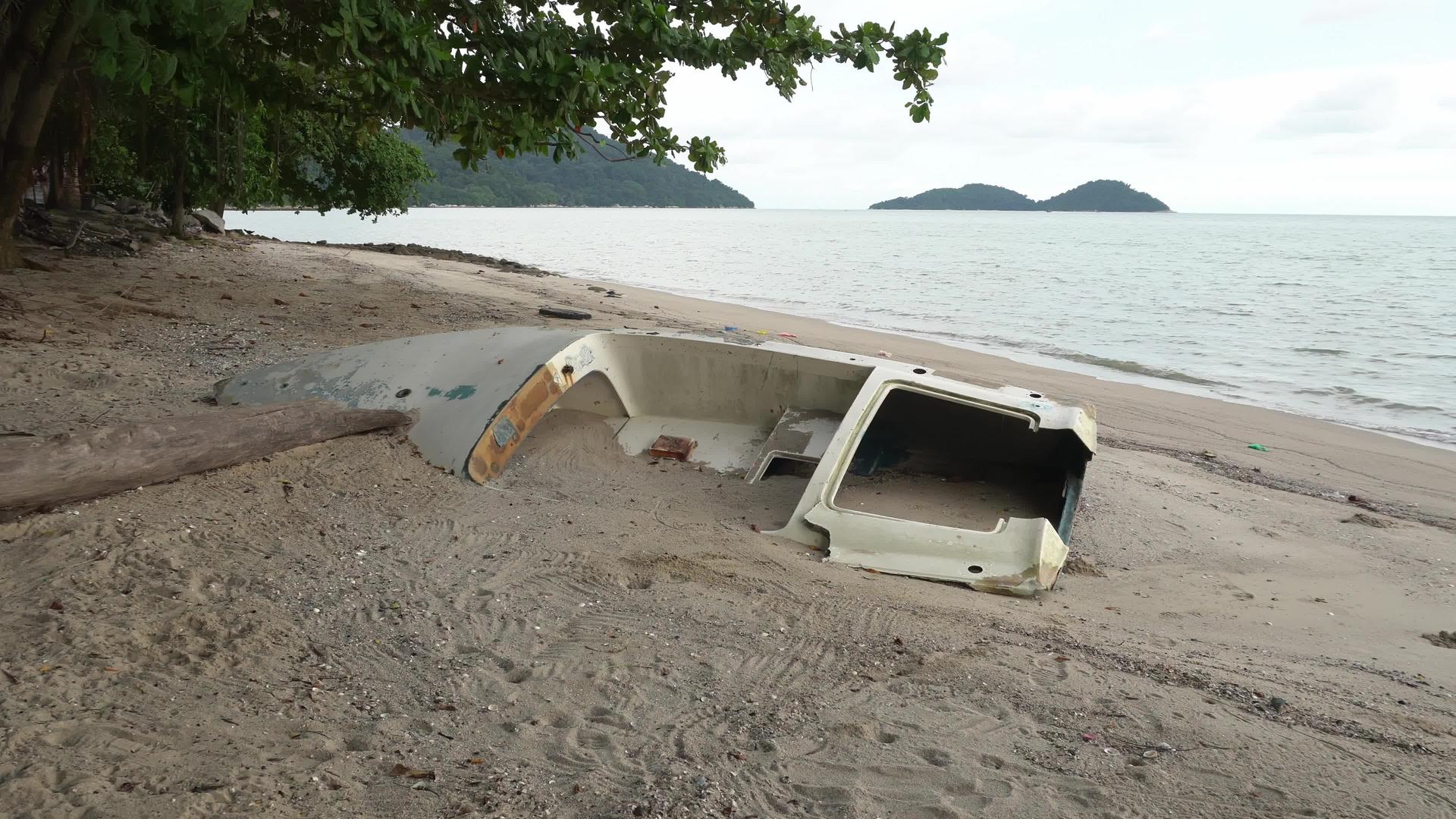 在海滩上被拆船视频的预览图