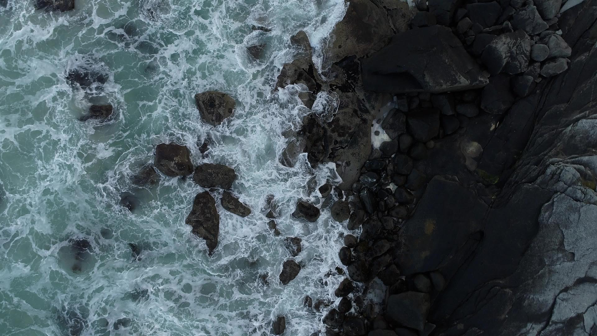 俯视海浪观察黑岩海浪的空气视频的预览图