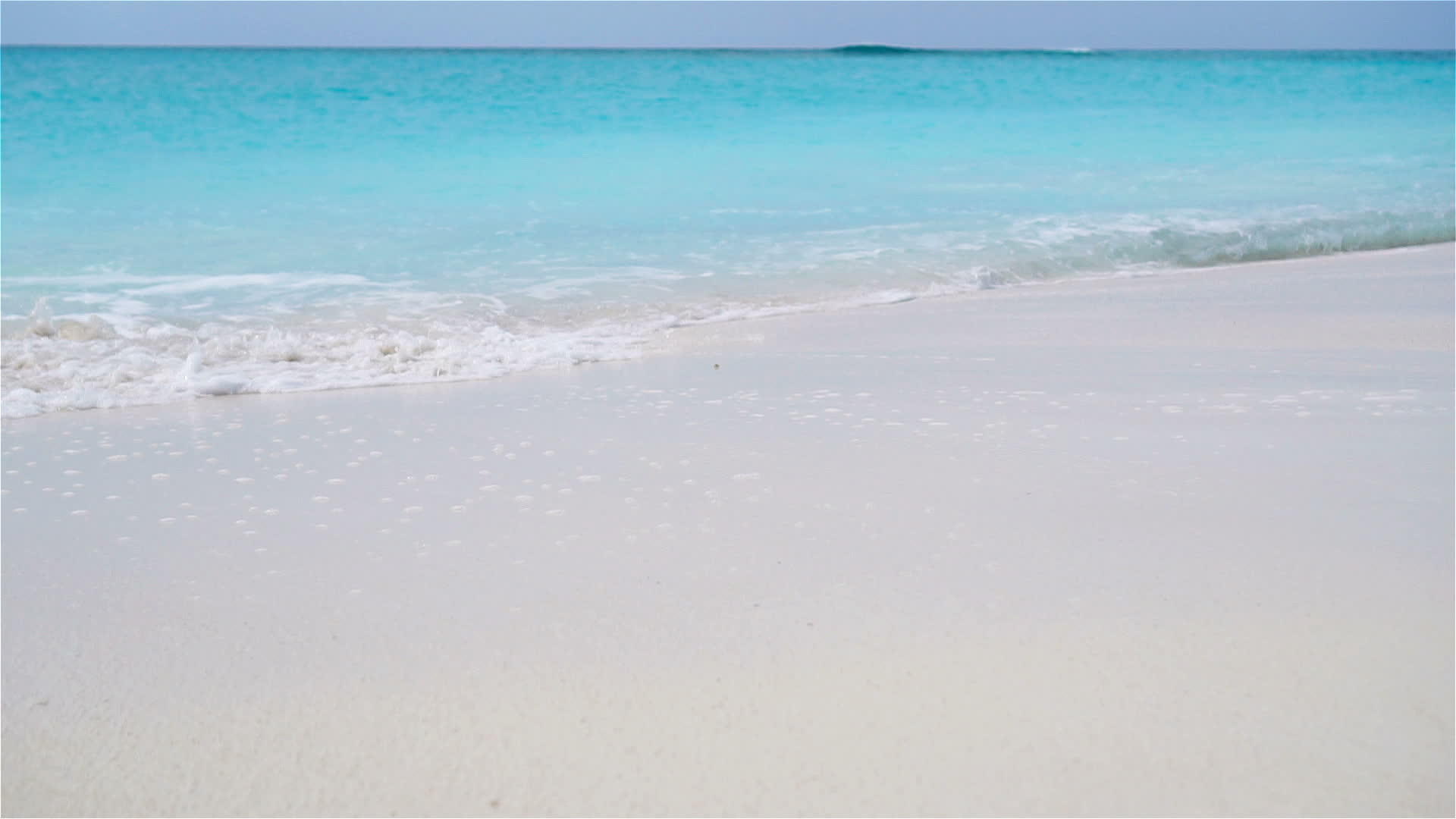 纯白的沙滩有绿水视频的预览图
