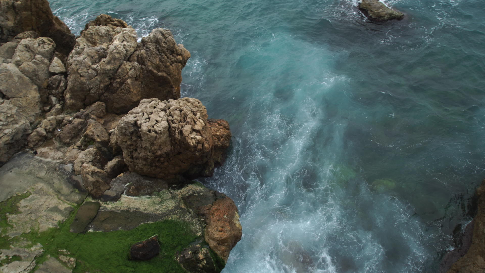 海浪撞击石头视频的预览图