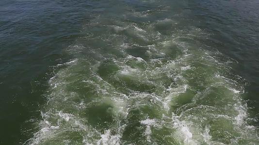 绿色快速移动的水运动绿色海洋或海洋波浪视频的预览图
