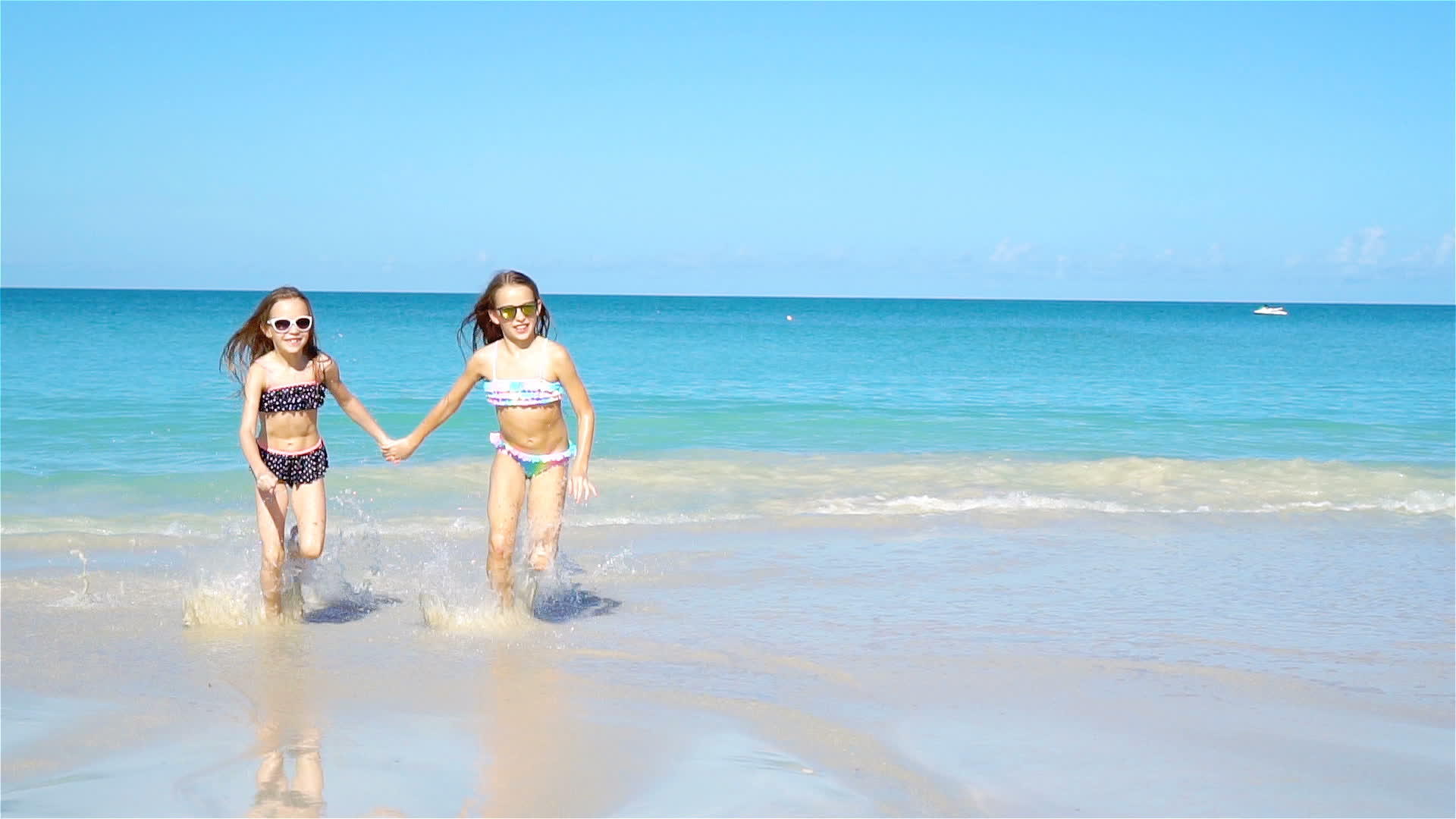 快乐的孩子们在热带海滩上玩得很开心视频的预览图