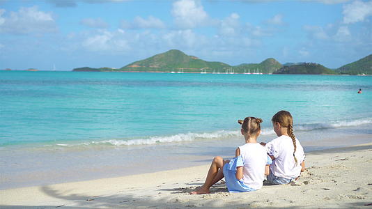 孩子们在热带海滩上玩得很开心视频的预览图