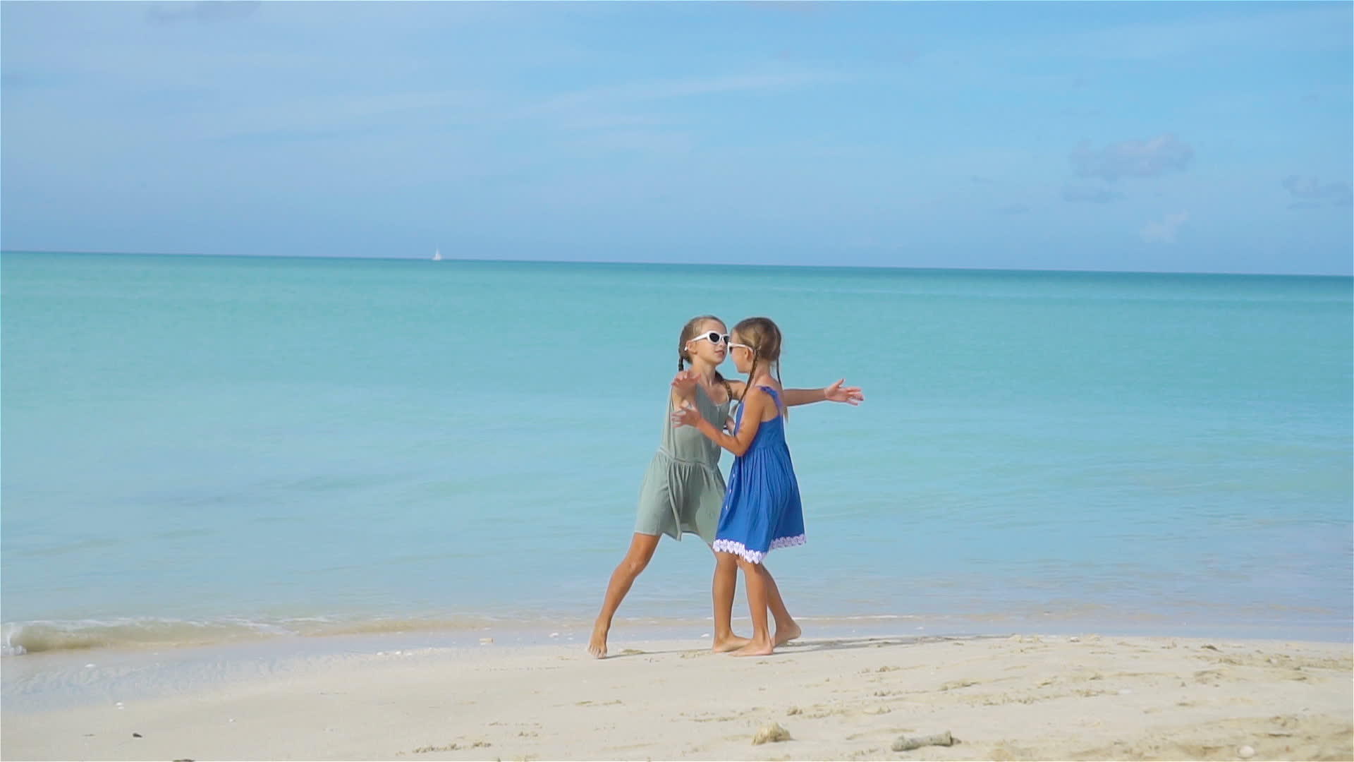 快乐的小女孩们在热带海滩上玩得很开心视频的预览图