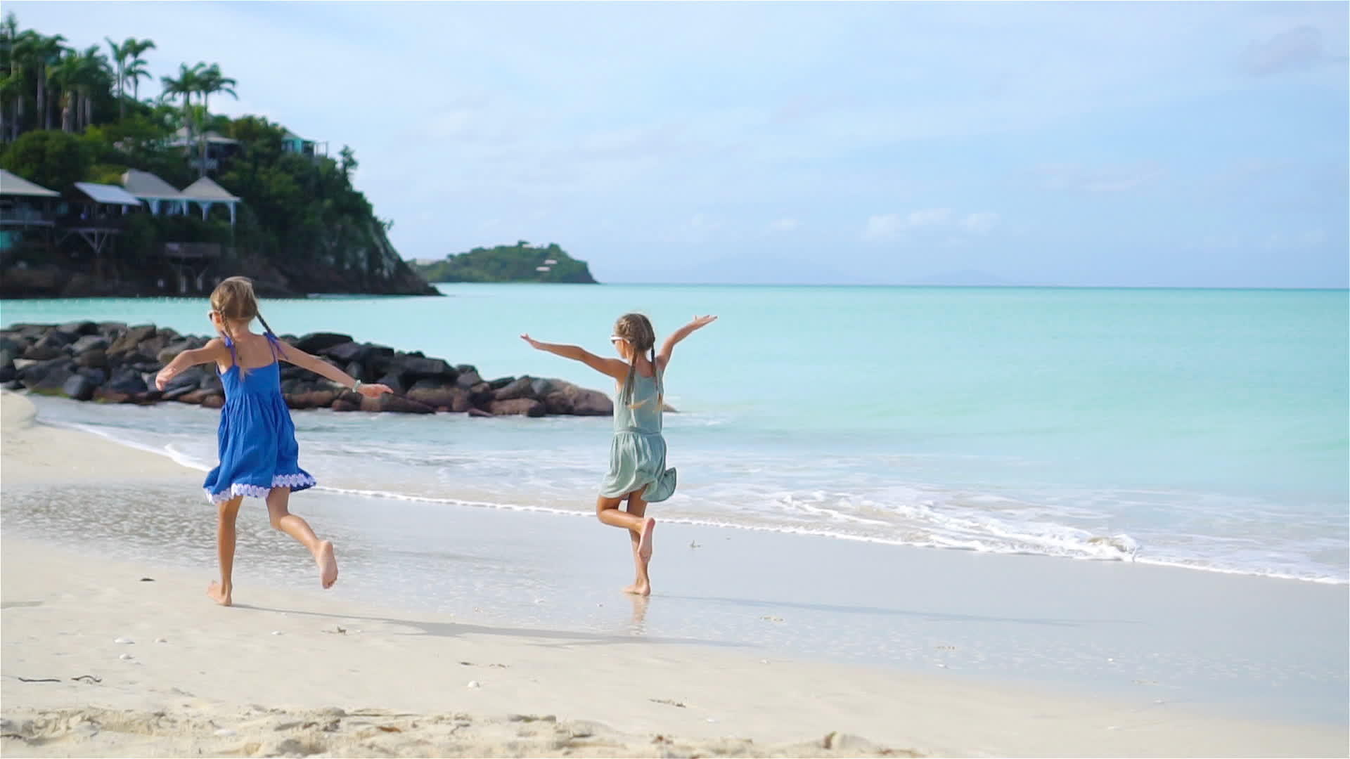 快乐的小女孩们在热带海滩上玩得很开心慢动作掌声视频的预览图
