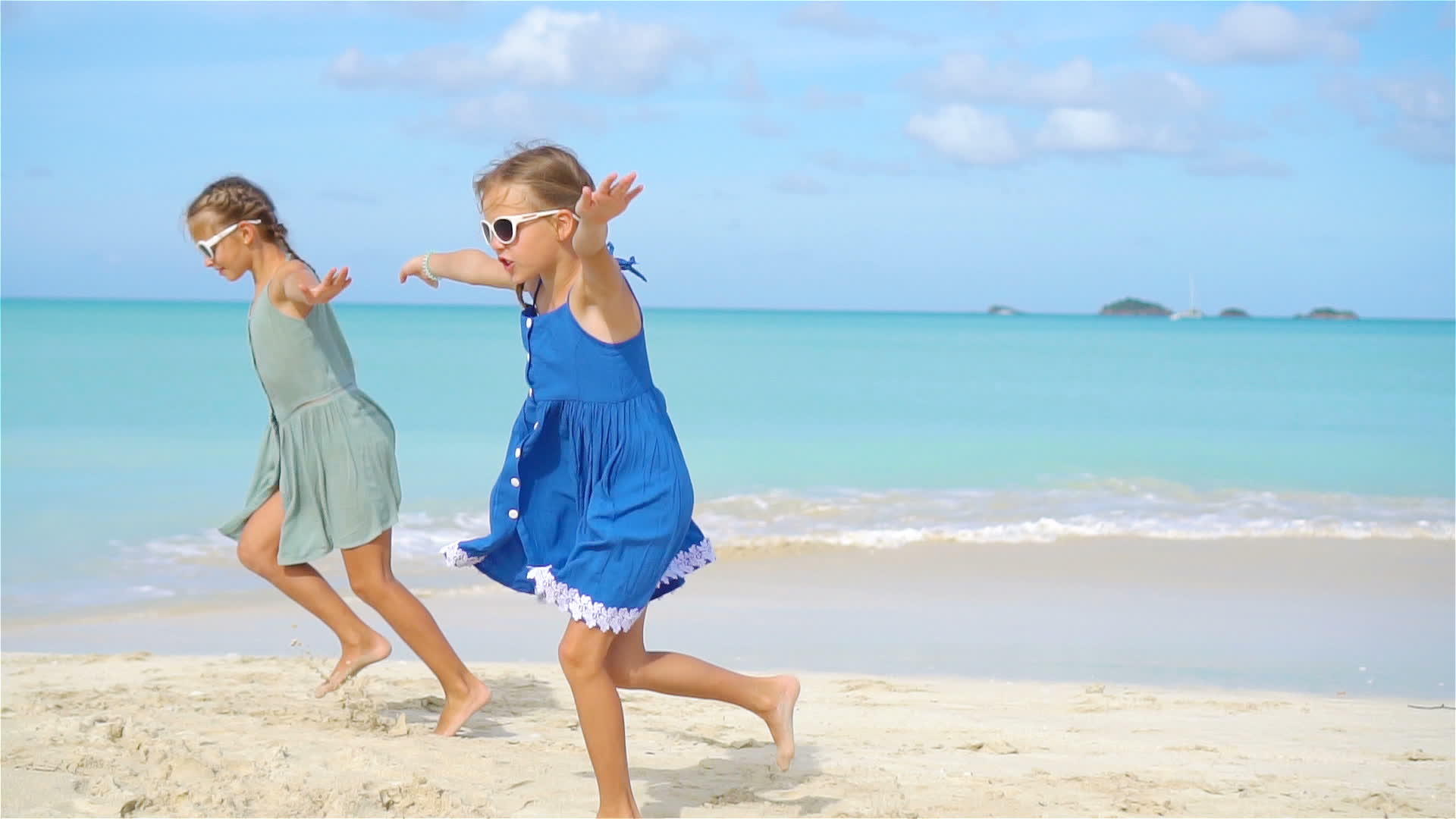 快乐的小女孩们在热带海滩上玩得很开心视频的预览图