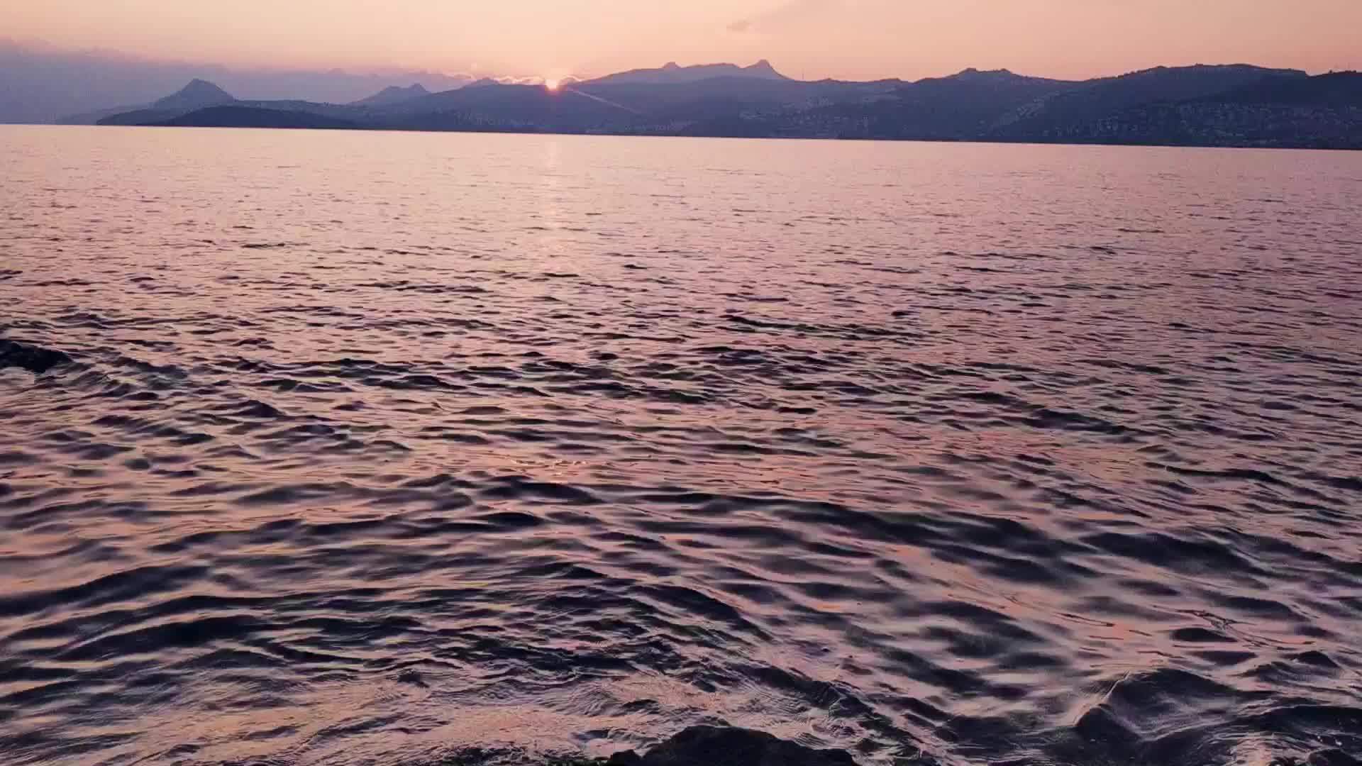 地中海的粉红色日落美丽的海景和山地度假和旅游目的地视频的预览图