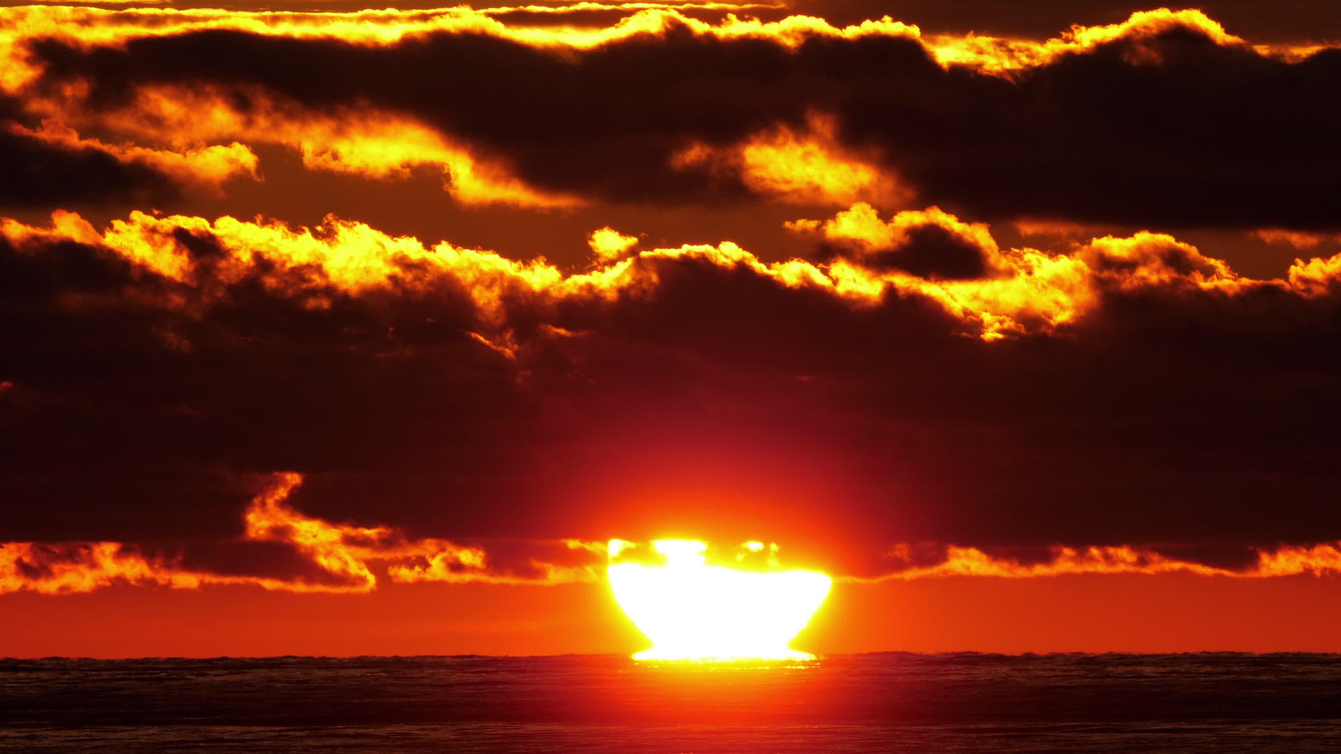 阳光照耀着海边的日落视频的预览图